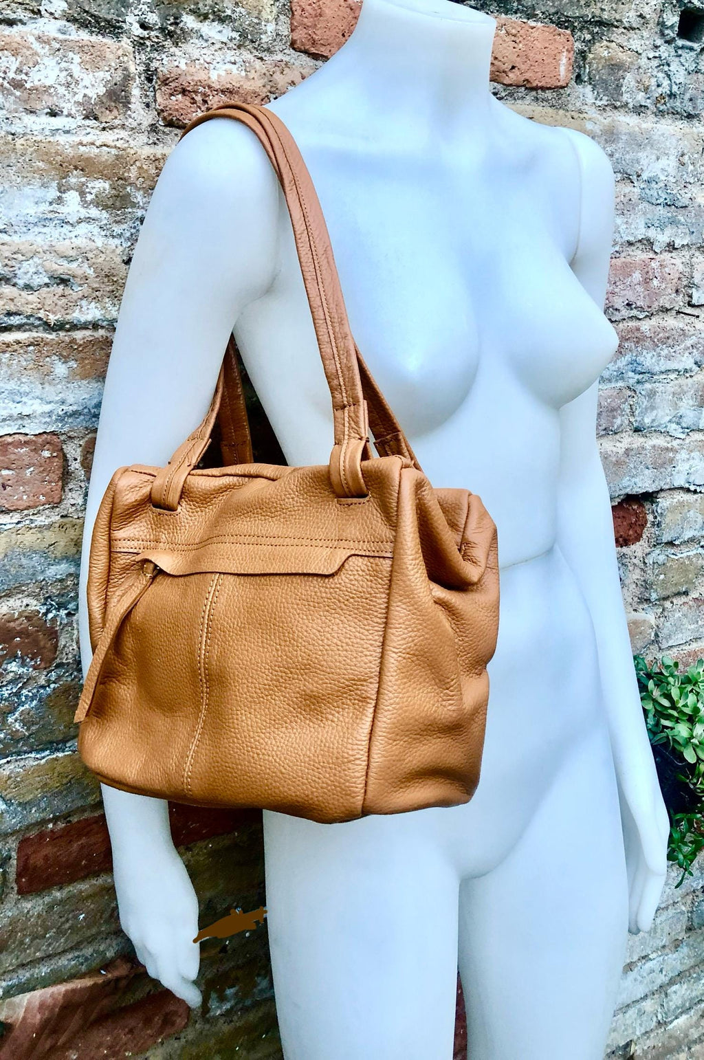 CAMEL BROWN genuine leather bag. Tan brown shoulder bag. Lined light tobacco purse with double straps and zippers at the top. Soft leather.