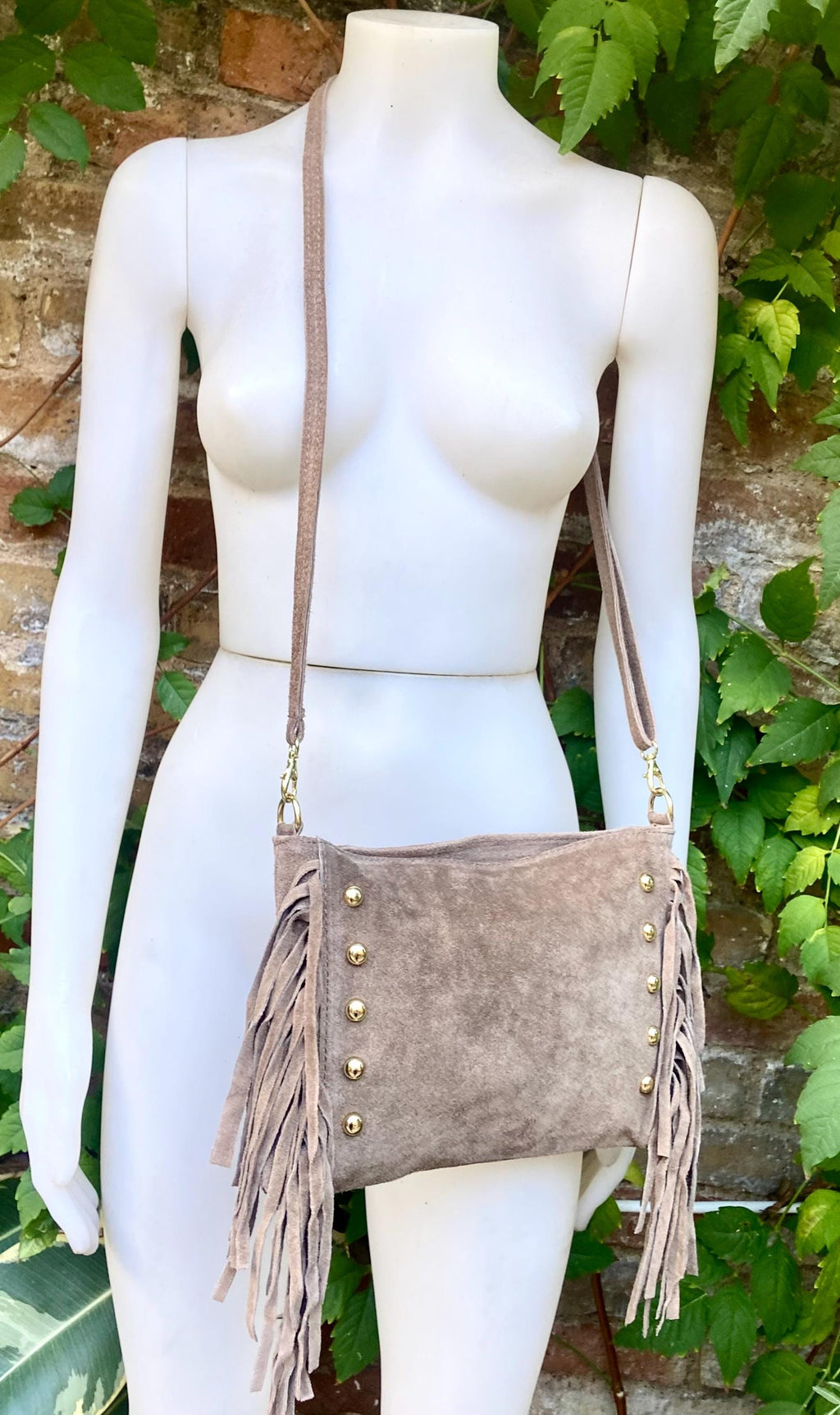 Taupe brown suede crossbody bag with tacks and fringes. Light brown suede hippy purse. Genuine suede leather boho bag in light greyge brown