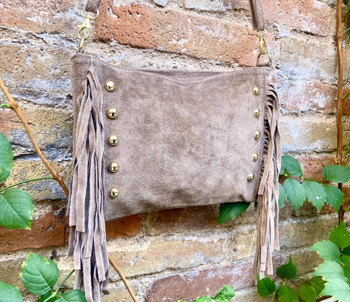 Taupe brown suede crossbody bag with tacks and fringes. Light brown suede hippy purse. Genuine suede leather boho bag in light greyge brown