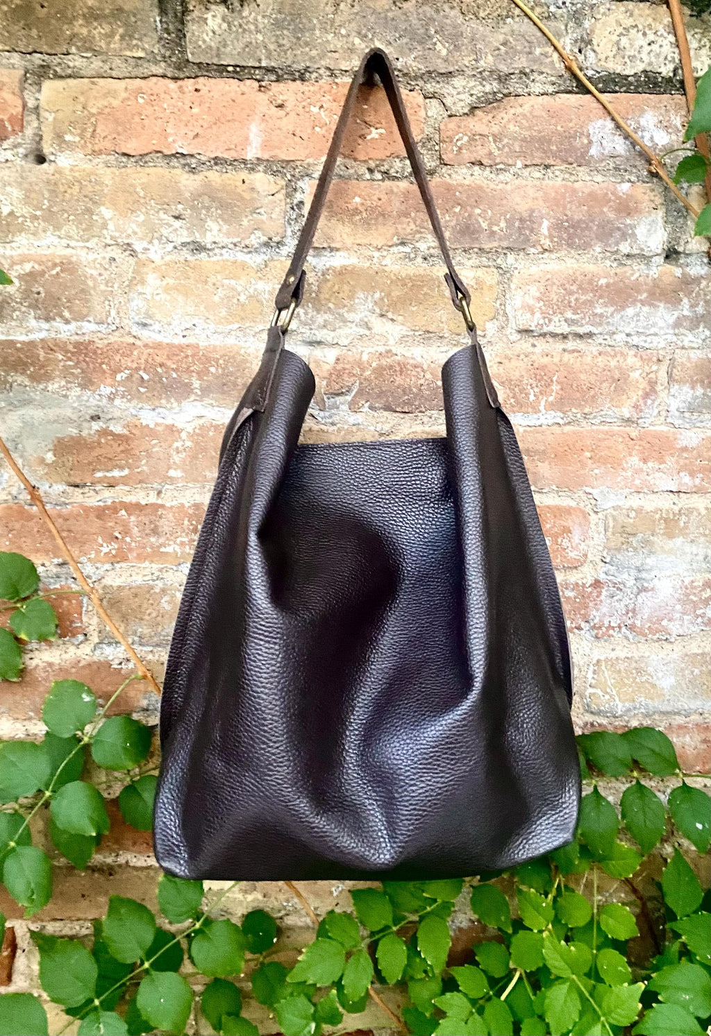 Slouch leather bag in dark brown leather. Chocolate brown hobo shoulder bag. Genuine leather book / tablet bag. Leather shopper. Brown purse
