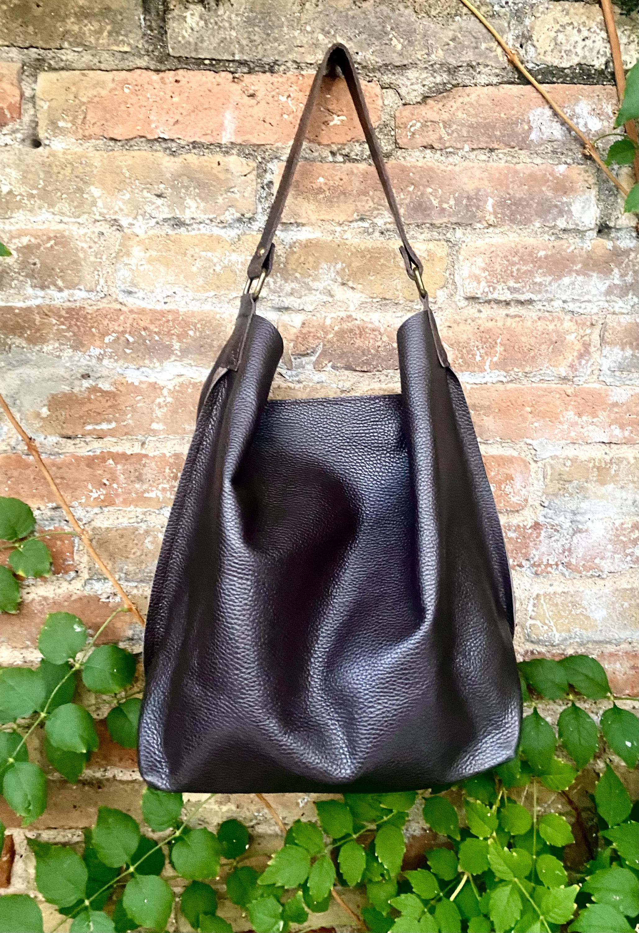 Slouch leather bag in dark brown leather. Chocolate brown hobo shoulder bag. Genuine leather book / tablet bag. Leather shopper. Brown purse