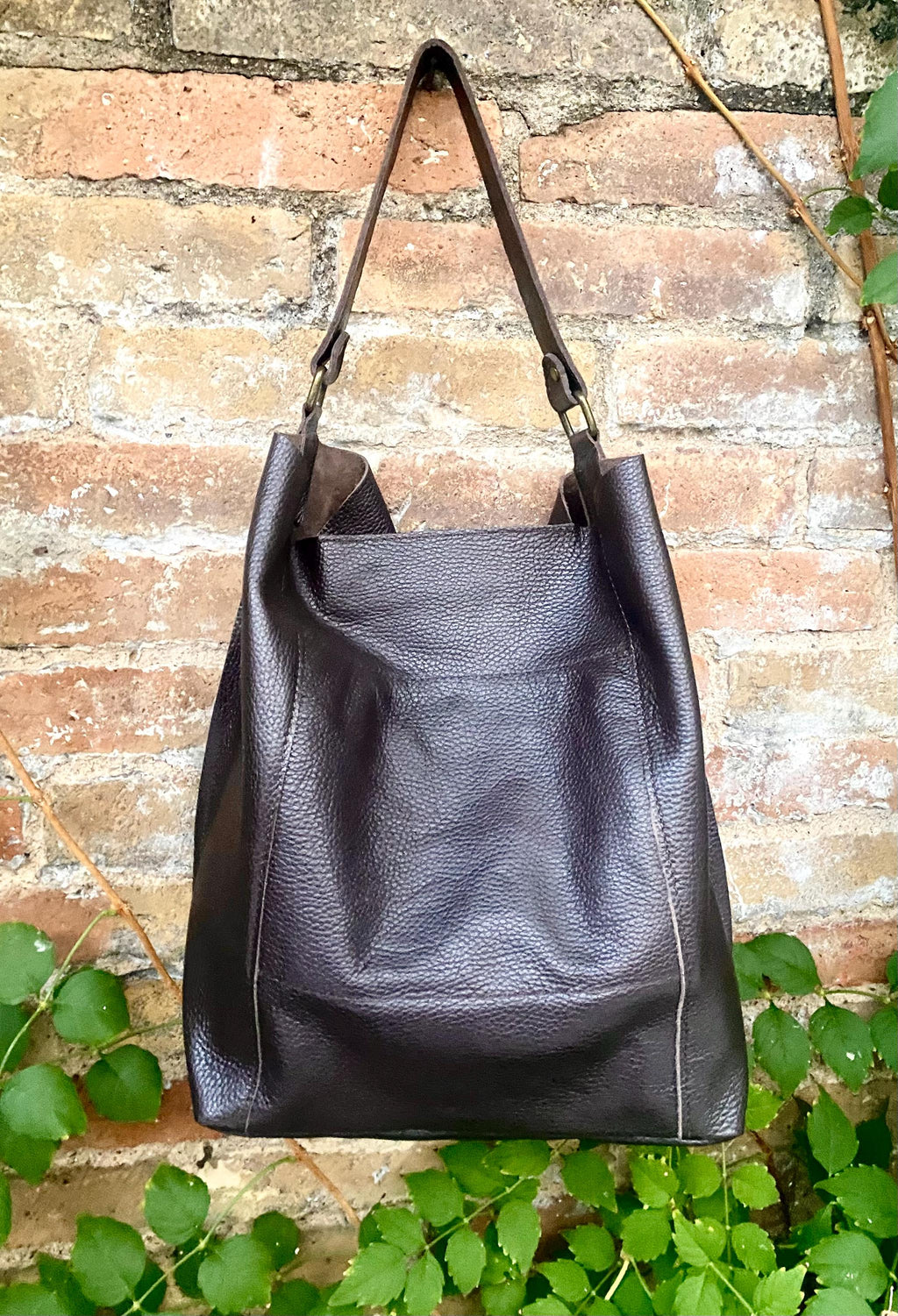 Slouch leather bag in dark brown leather. Chocolate brown hobo shoulder bag. Genuine leather book / tablet bag. Leather shopper. Brown purse