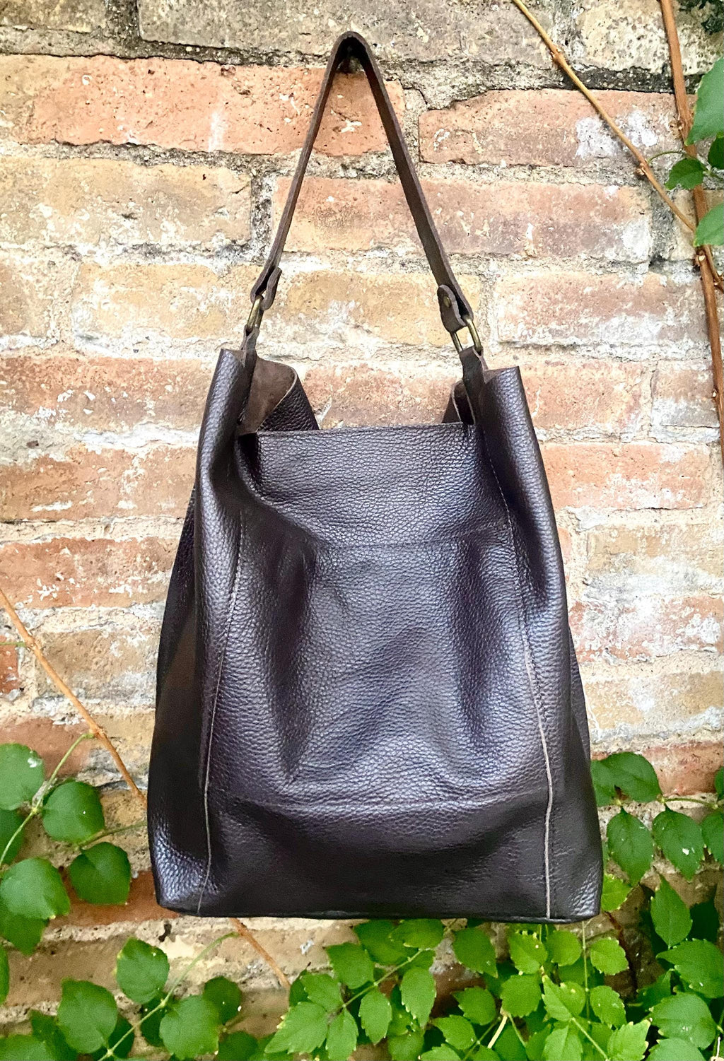 Slouch leather bag in dark brown leather. Chocolate brown hobo shoulder bag. Genuine leather book / tablet bag. Leather shopper. Brown purse