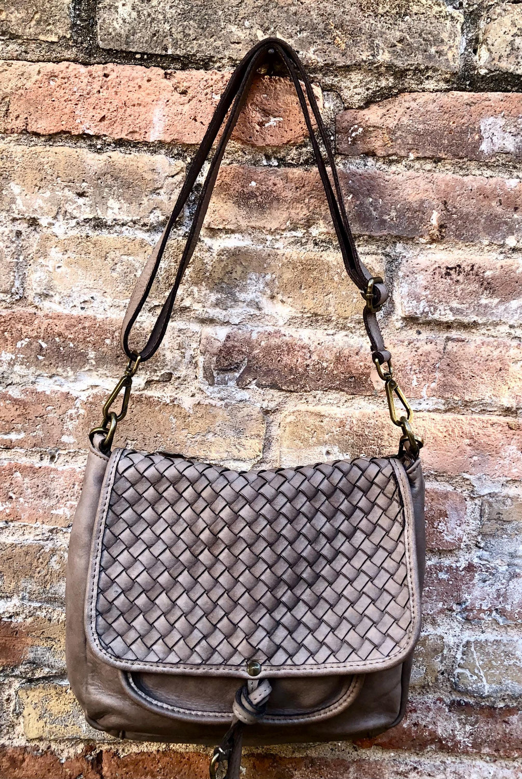 Light brown "distressed" genuine leather bag. Boho messenger bag in taupe color. Dark beige crossbody/shoulder bag. "Vintage" style purse.