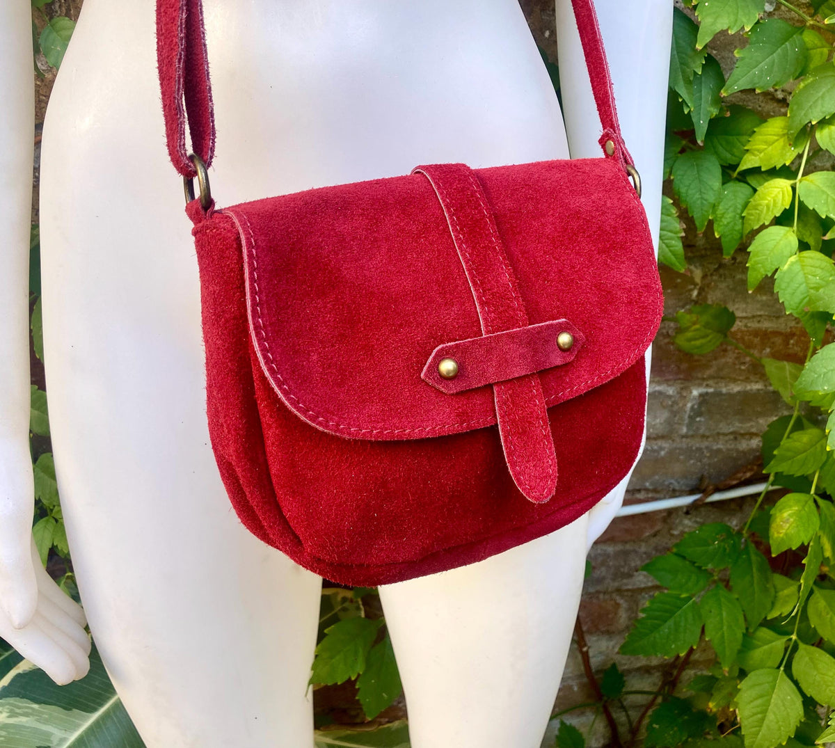 SECONDS - 2 suede bags : 1 red + 1 mustard yellow with fringes. Genuine leather crossbody bags with adjustable strap + zipper.