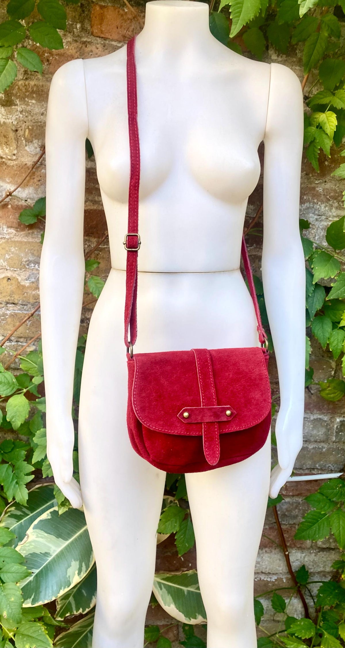 SECONDS - 2 suede bags : 1 red + 1 mustard yellow with fringes. Genuine leather crossbody bags with adjustable strap + zipper.