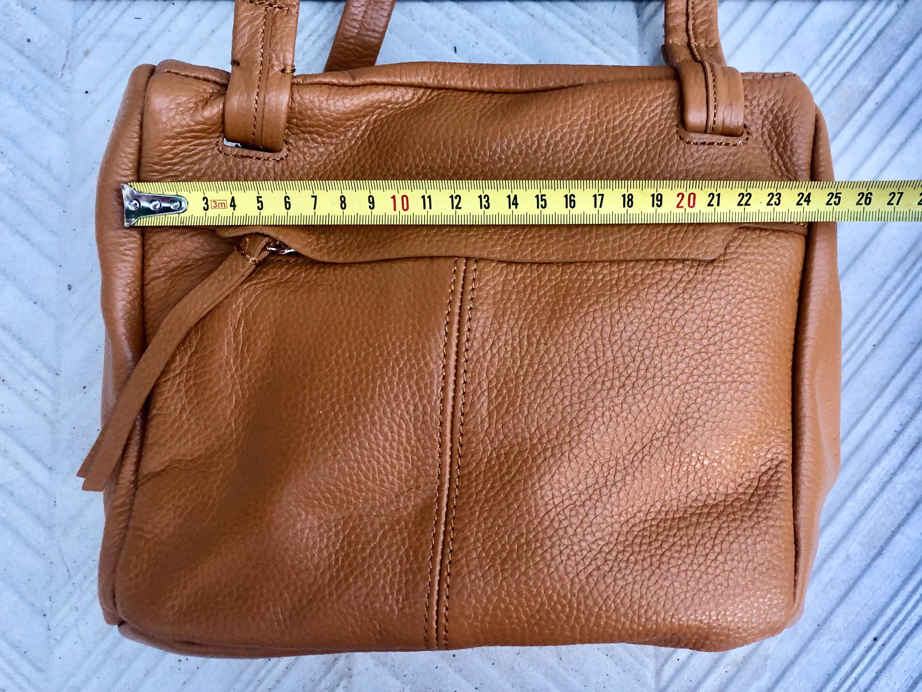 TAUPE BROWN genuine leather bag. Tan brown shoulder bag. Lined cafe au lait purse with double straps and zippers at the top. Soft leather.