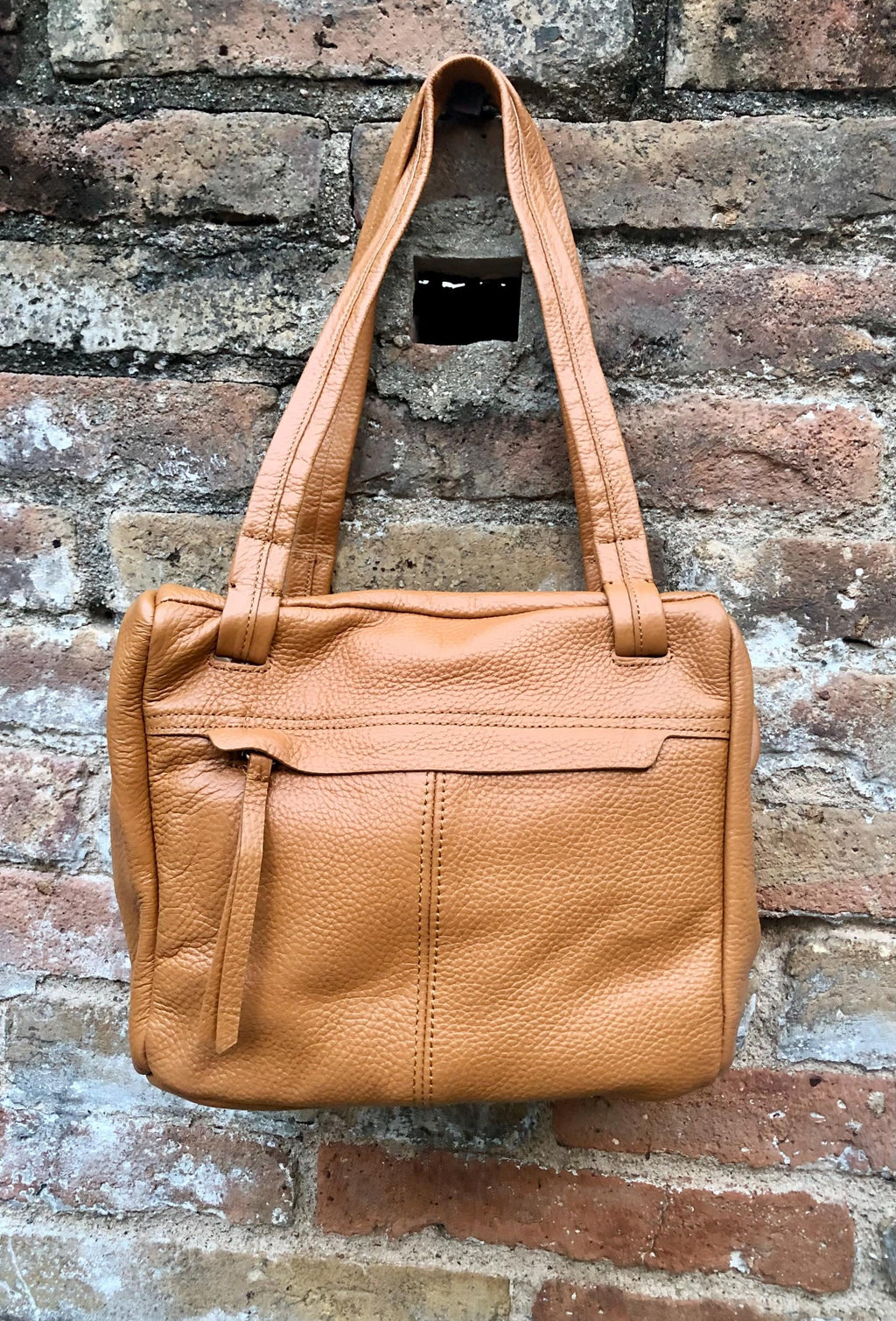 CAMEL BROWN genuine leather bag. Tan brown shoulder bag. Lined light tobacco purse with double straps and zippers at the top. Soft leather.
