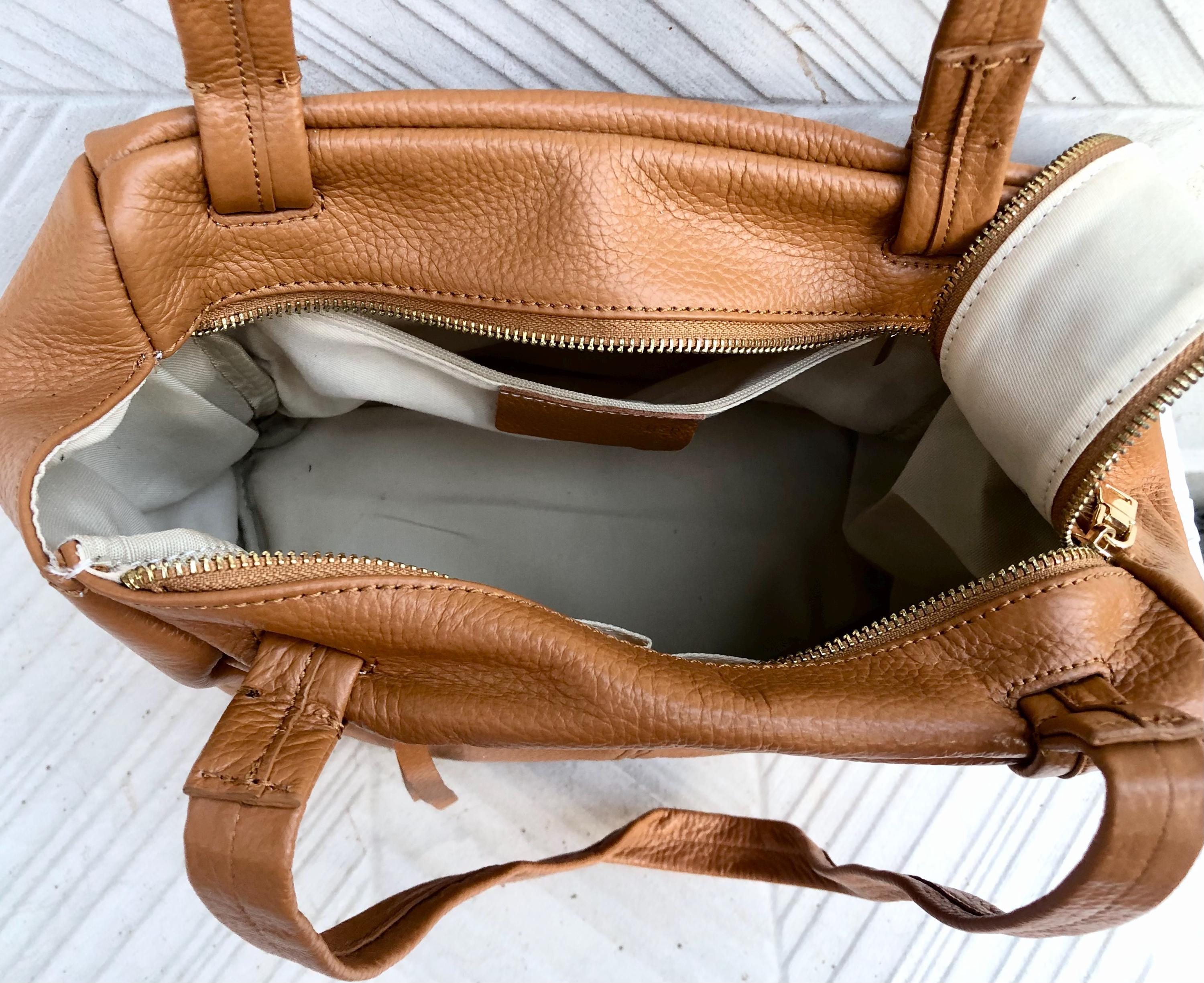 CAMEL BROWN genuine leather bag. Tan brown shoulder bag. Lined light tobacco purse with double straps and zippers at the top. Soft leather.