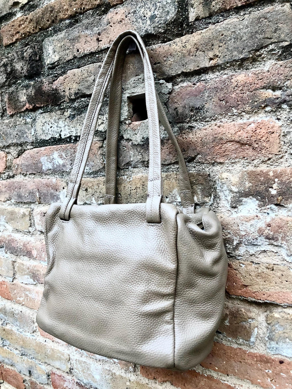 TAUPE BROWN genuine leather bag. Tan brown shoulder bag. Lined cafe au lait purse with double straps and zippers at the top. Soft leather.