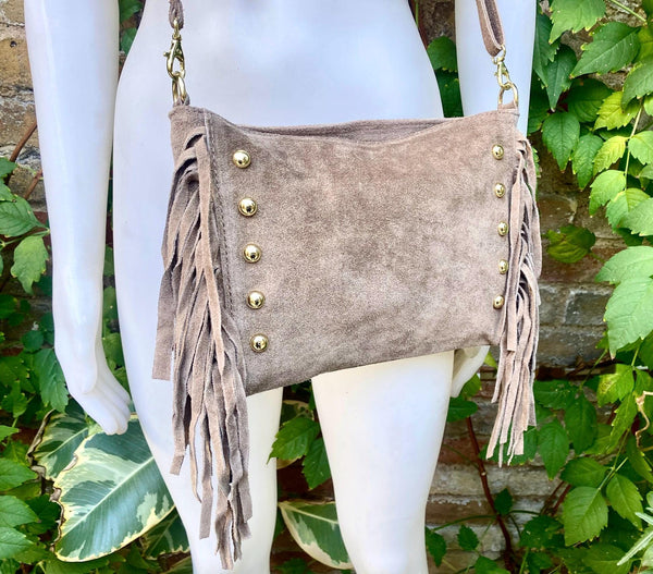 Taupe brown suede crossbody bag with tacks and fringes. Light brown suede hippy purse. Genuine suede leather boho bag in light greyge brown