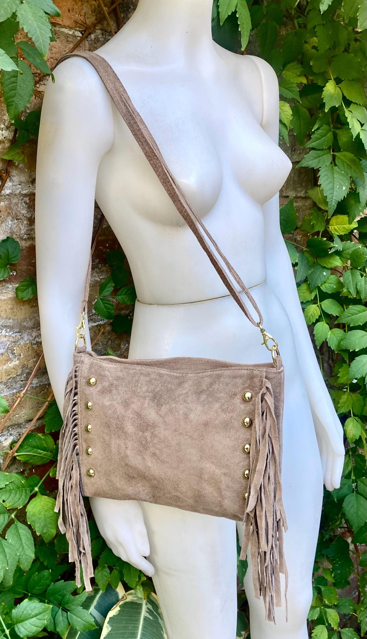 Taupe brown suede crossbody bag with tacks and fringes. Light brown suede hippy purse. Genuine suede leather boho bag in light greyge brown