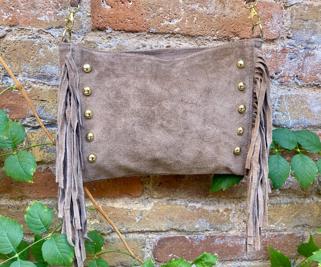 Taupe brown suede crossbody bag with tacks and fringes. Light brown suede hippy purse. Genuine suede leather boho bag in light greyge brown