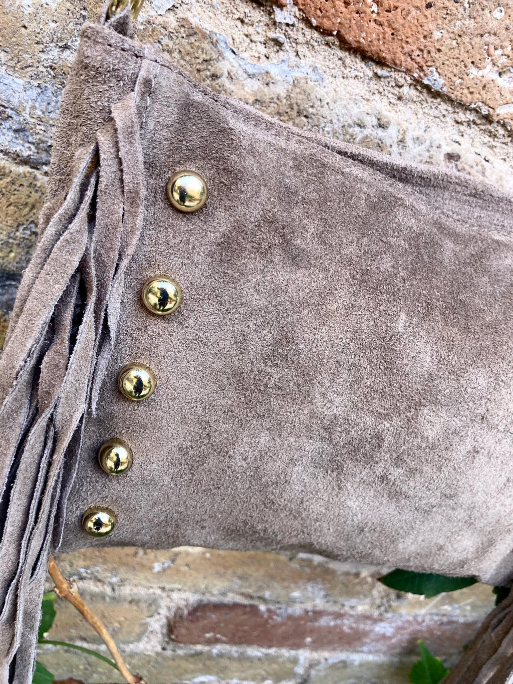 Taupe brown suede crossbody bag with tacks and fringes. Light brown suede hippy purse. Genuine suede leather boho bag in light greyge brown