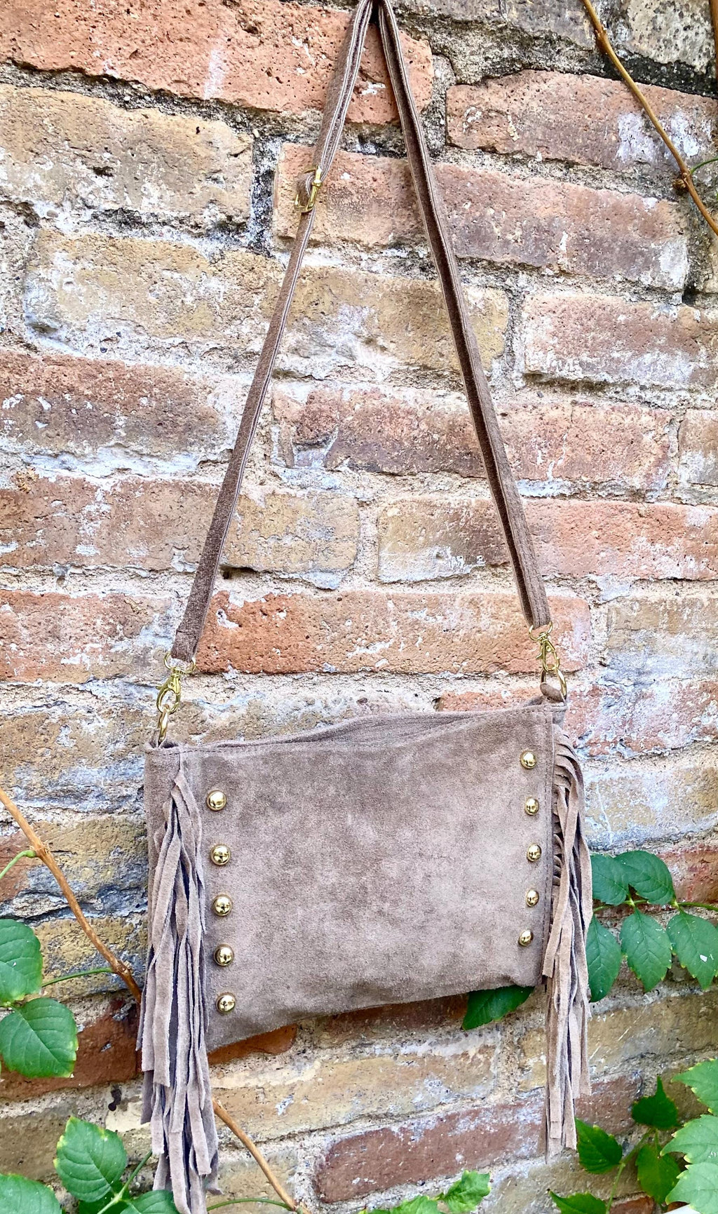 Taupe brown suede crossbody bag with tacks and fringes. Light brown suede hippy purse. Genuine suede leather boho bag in light greyge brown