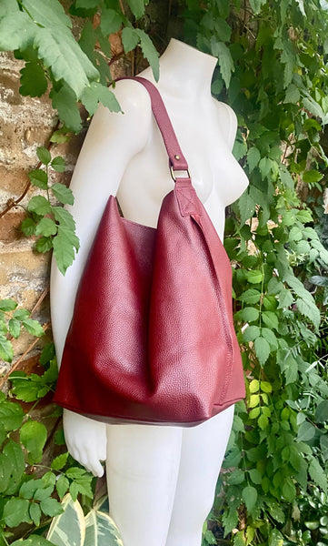 Slouch leather bag in burgundy leather. Wine red hobo shoulder bag. Genuine leather book / tablet bag. Leather shopper. Dark red purse