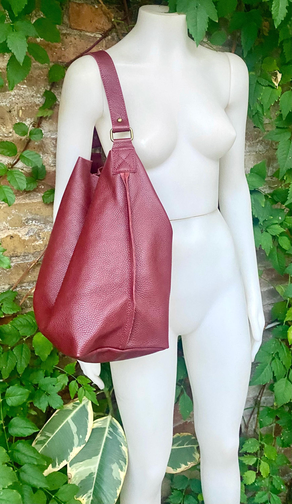Slouch leather bag in burgundy leather. Wine red hobo shoulder bag. Genuine leather book / tablet bag. Leather shopper. Dark red purse