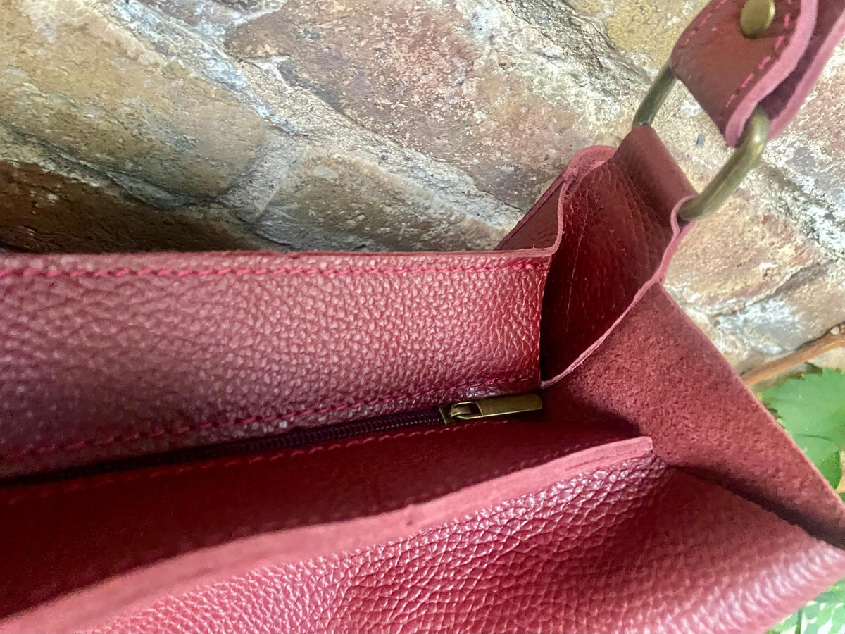 Slouch leather bag in burgundy leather. Wine red hobo shoulder bag. Genuine leather book / tablet bag. Leather shopper. Dark red purse