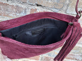 BURGUNDY suede leather bag. Cross body / shoulder bag in GENUINE leather. Small boho suede bag. Adjustable strap + zipper. Wine red purse