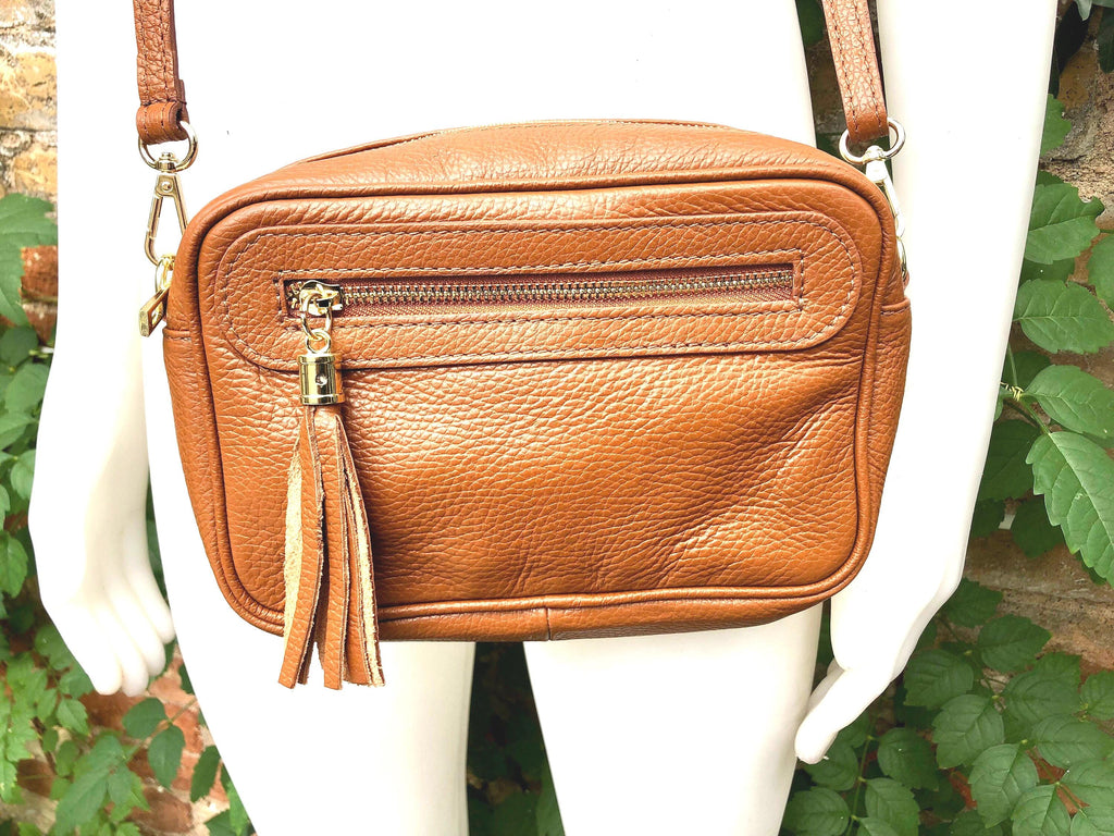 Small leather bag in Camel brown. Cross body bag, shoulder bag in GENUINE leather. Saddle brown leather bag with adjustable strap and zipper