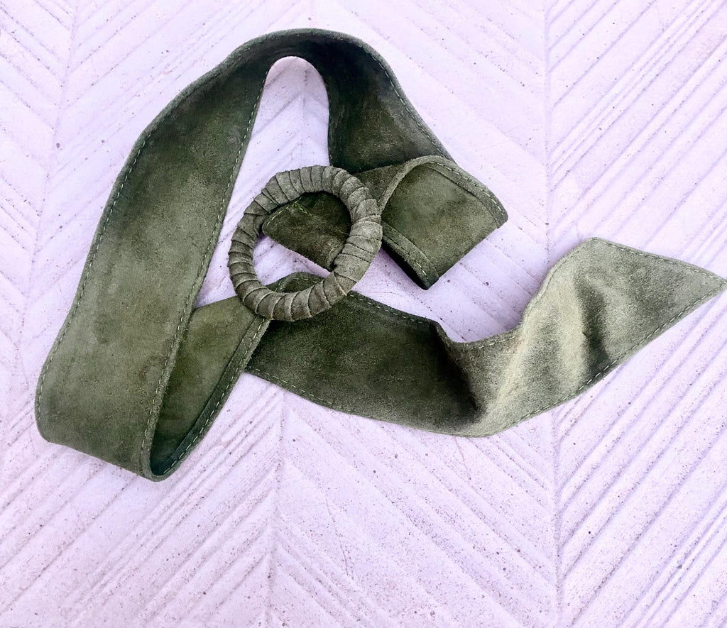 Moss green suede waist belt. Large round buckle. Medium moss green boho suede belt.Genuine natural leather. Green suede overall / dress belt