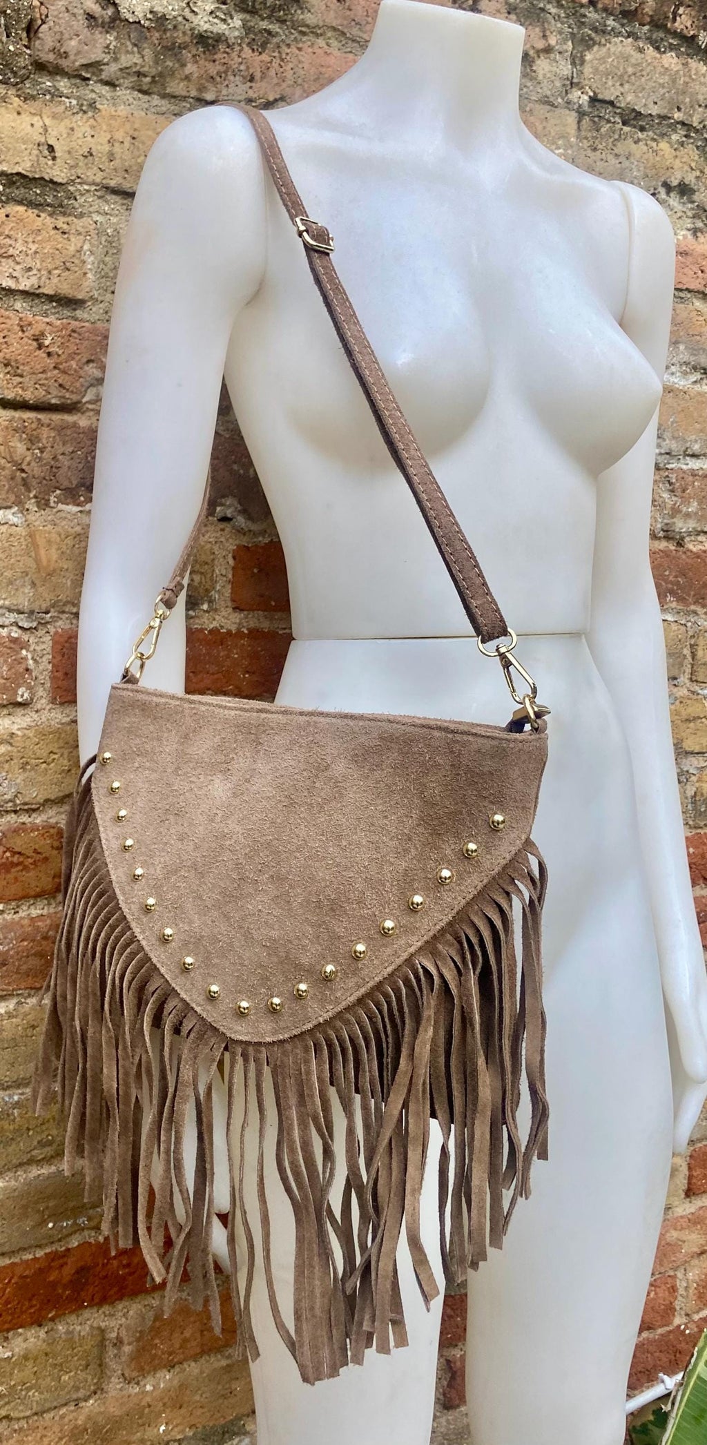 Taupe brown suede crossbody bag with tacks and fringes. Light brown suede hippy purse. Genuine suede leather boho bag in light greyge brown