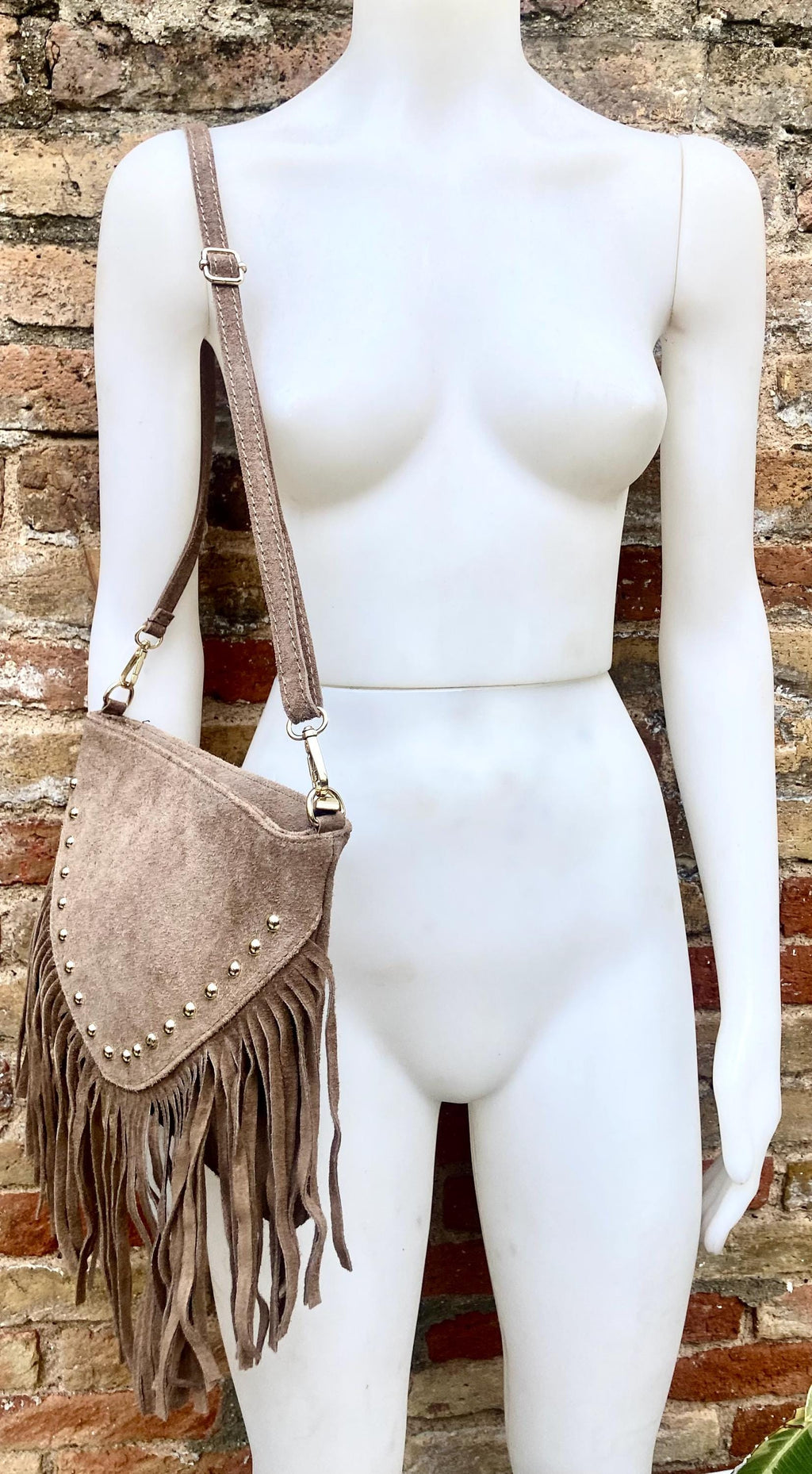 Taupe brown suede crossbody bag with tacks and fringes. Light brown suede hippy purse. Genuine suede leather boho bag in light greyge brown