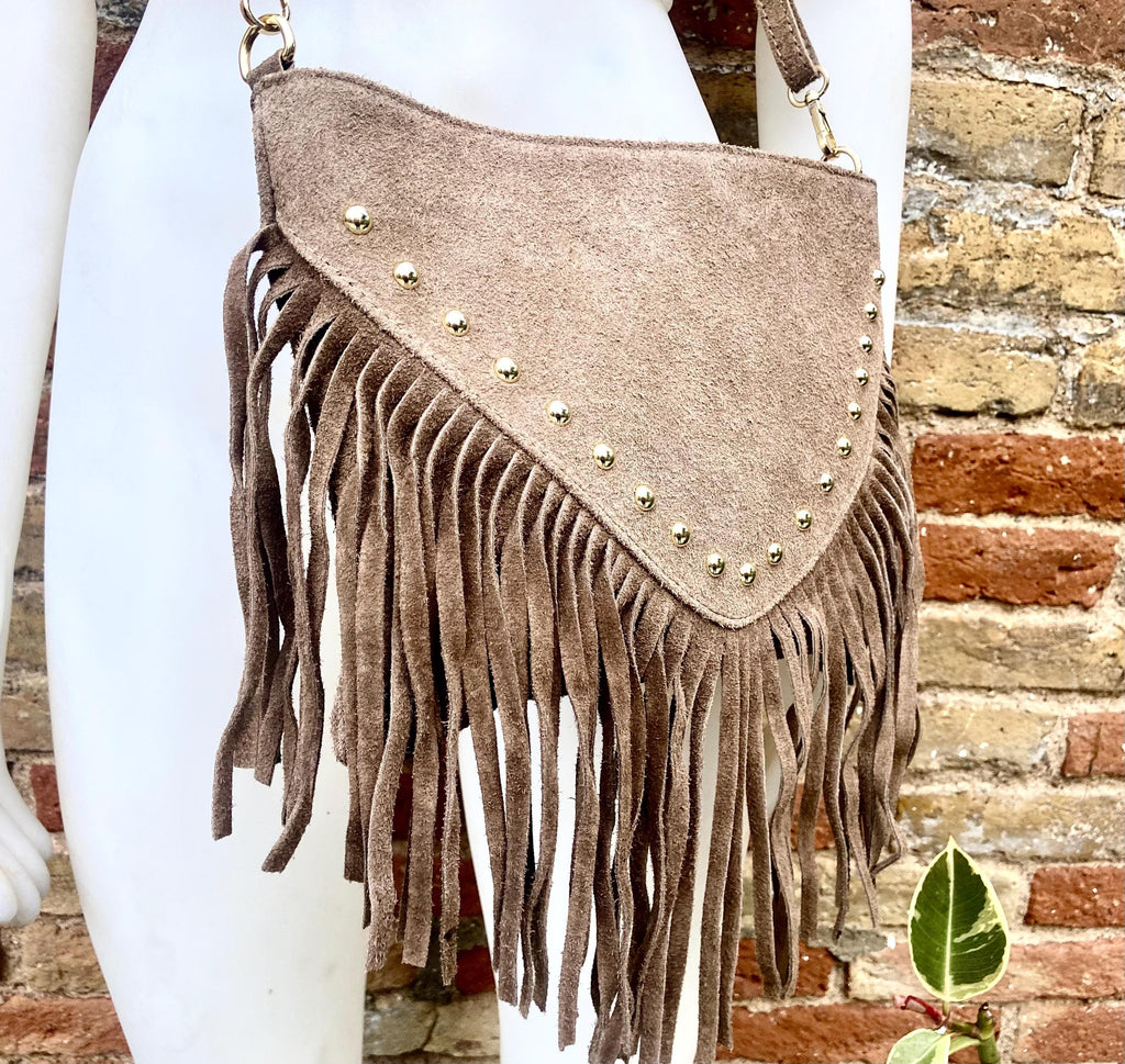 Taupe brown suede crossbody bag with tacks and fringes. Light brown suede hippy purse. Genuine suede leather boho bag in light greyge brown