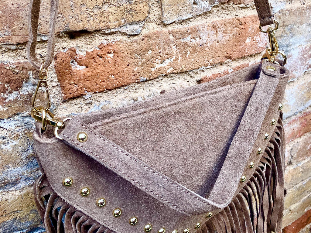 Taupe brown suede crossbody bag with tacks and fringes. Light brown suede hippy purse. Genuine suede leather boho bag in light greyge brown