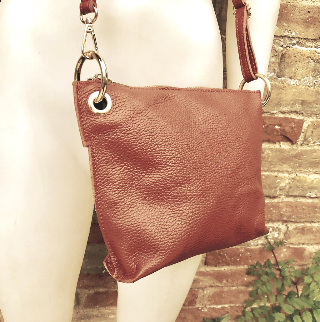 Camel brown leather bag. Rusty cross body / shoulder bag. Genuine leather purse with adjustable strap and zipper. Soft brown leather bag