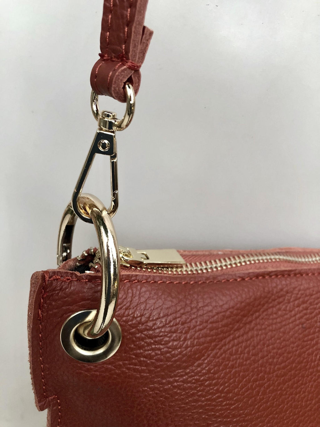 Camel brown leather bag. Rusty cross body / shoulder bag. Genuine leather purse with adjustable strap and zipper. Soft brown leather bag