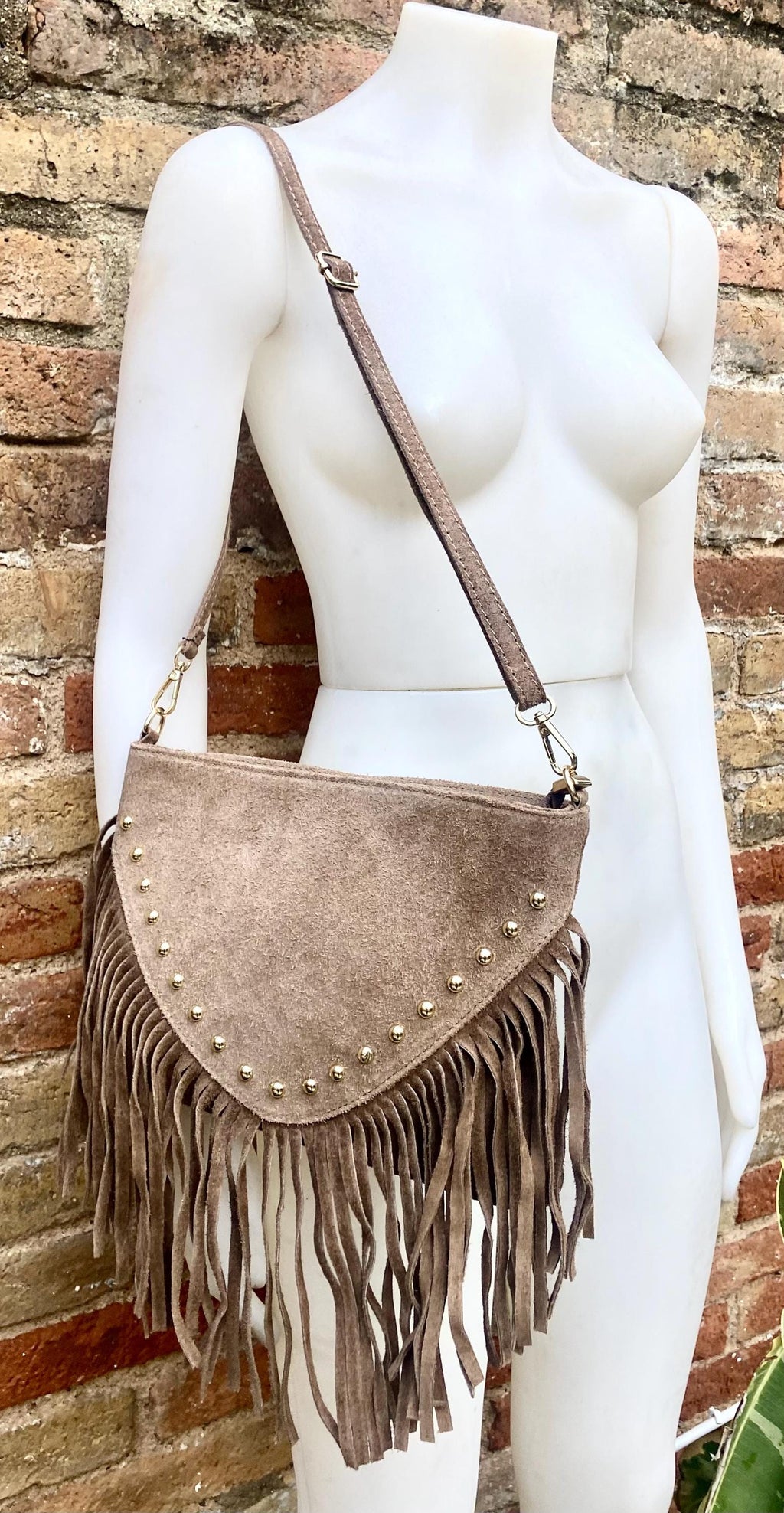 Taupe brown suede crossbody bag with tacks and fringes. Light brown suede hippy purse. Genuine suede leather boho bag in light greyge brown