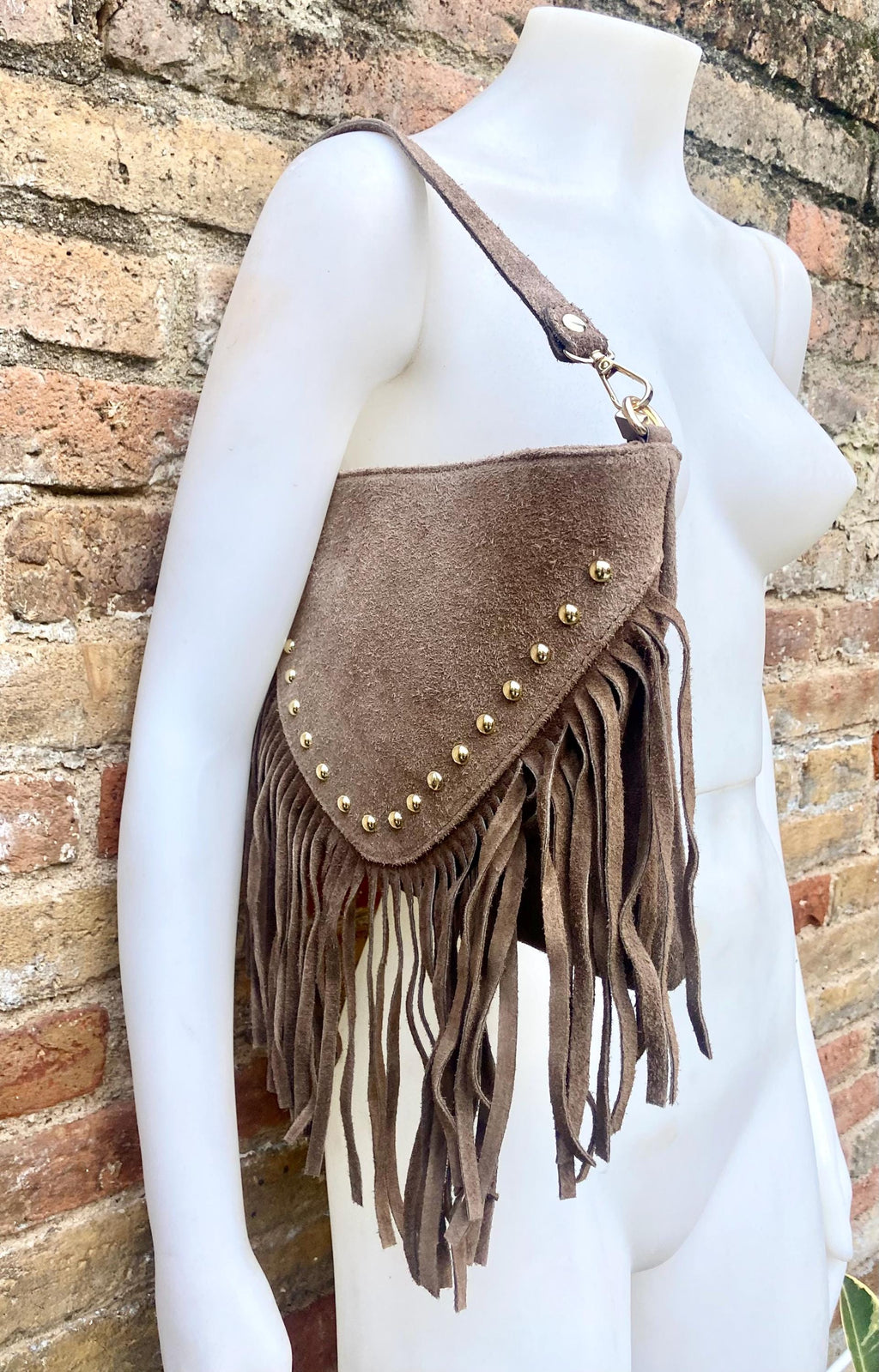 Taupe brown suede crossbody bag with tacks and fringes. Light brown suede hippy purse. Genuine suede leather boho bag in light greyge brown