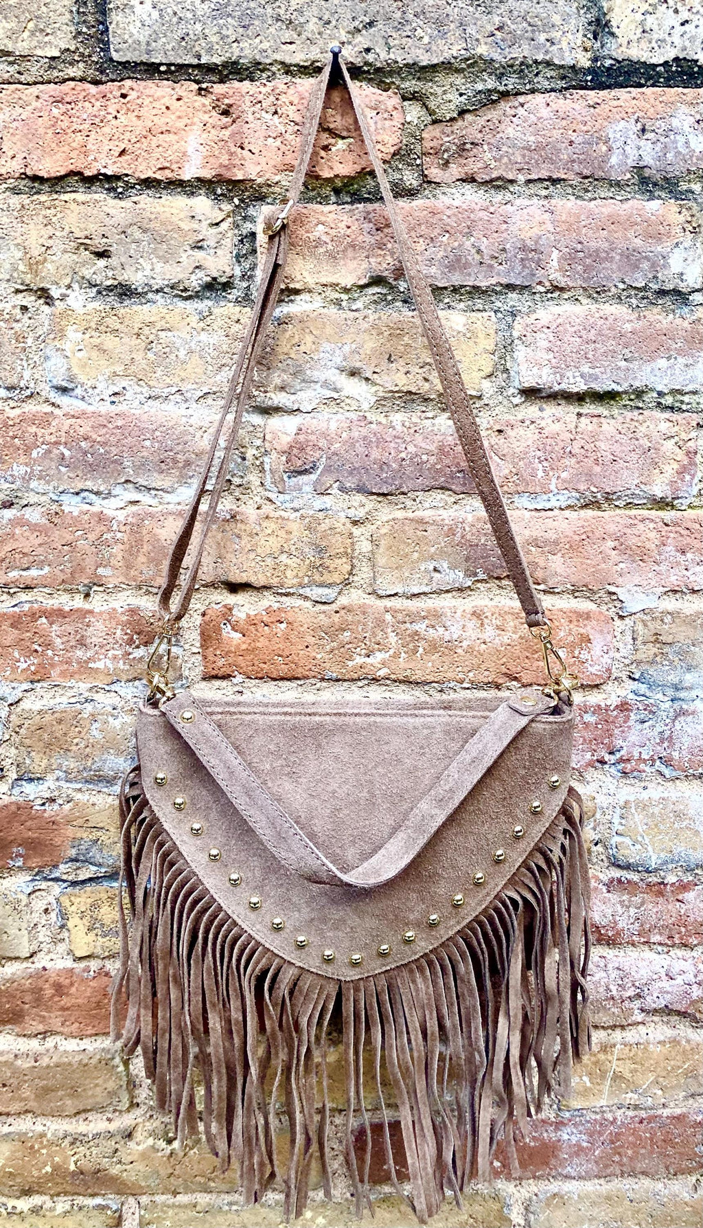 Taupe brown suede crossbody bag with tacks and fringes. Light brown suede hippy purse. Genuine suede leather boho bag in light greyge brown