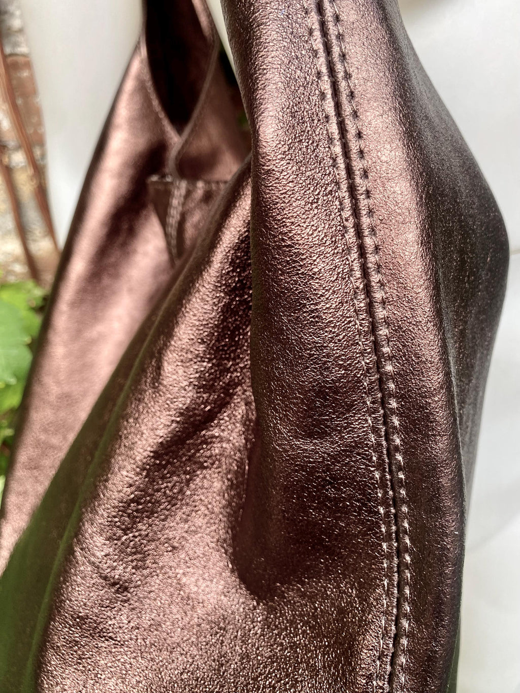 Slouch bag. Tote leather bag in burgundy- brown metallic leather with ZIPPER. Genuine leather purse. Shiny maroon leather shoulder bag