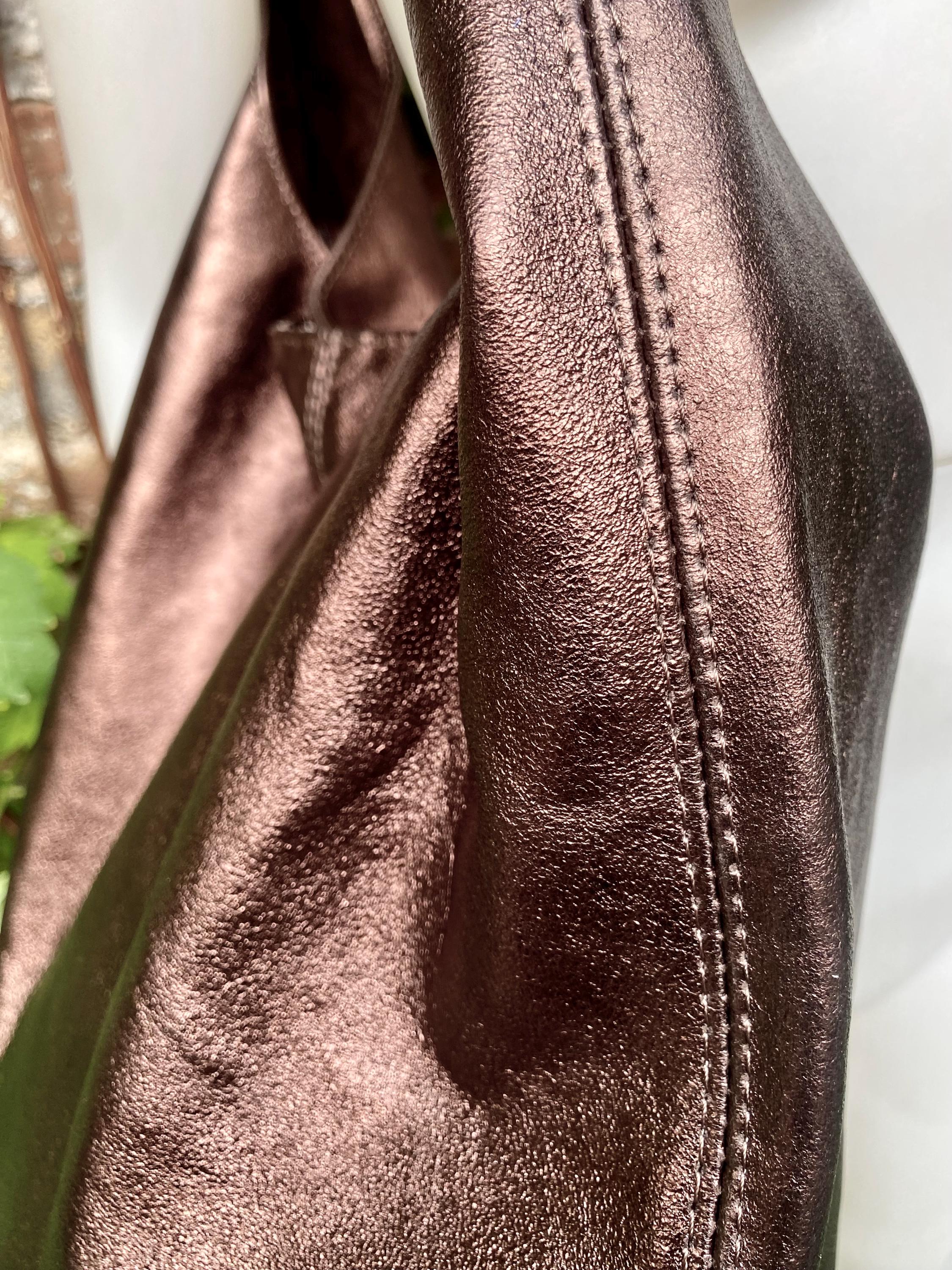Slouch bag. Tote leather bag in burgundy- brown metallic leather with ZIPPER. Genuine leather purse. Shiny maroon leather shoulder bag