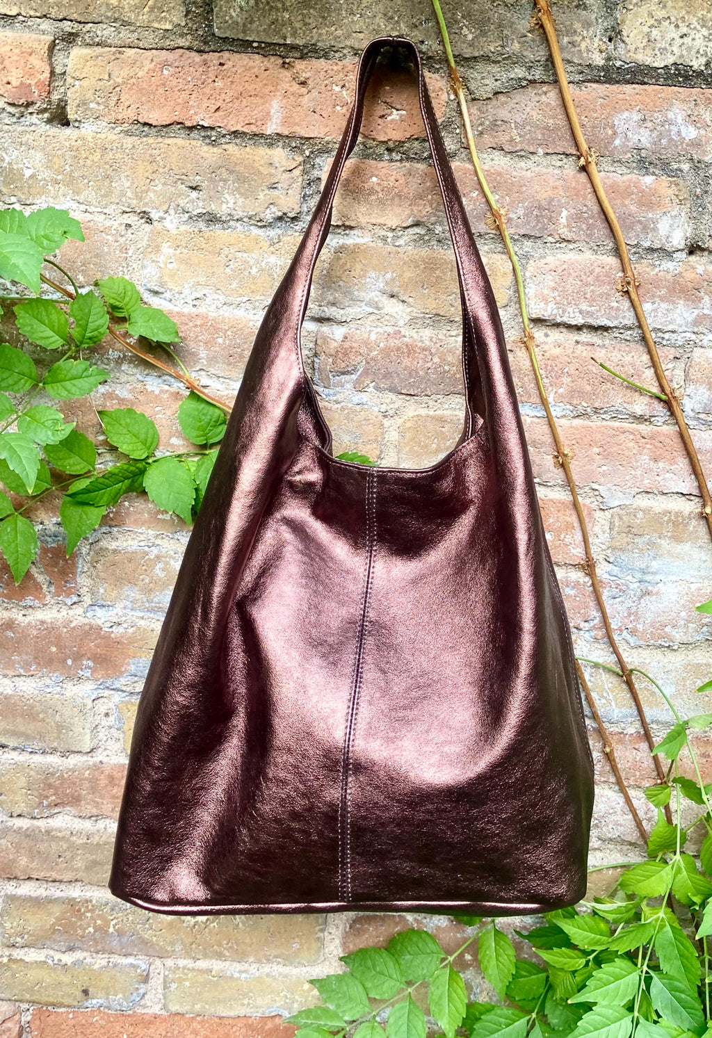 Slouch bag. Tote leather bag in burgundy- brown metallic leather with ZIPPER. Genuine leather purse. Shiny maroon leather shoulder bag