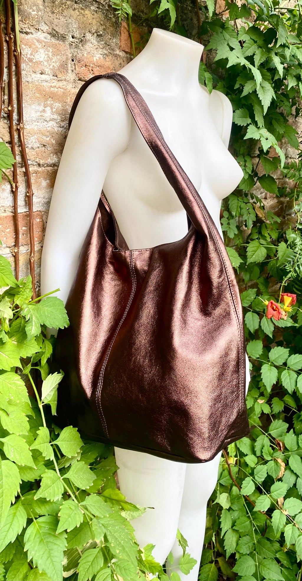 Slouch bag. Tote leather bag in burgundy- brown metallic leather with ZIPPER. Genuine leather purse. Shiny maroon leather shoulder bag