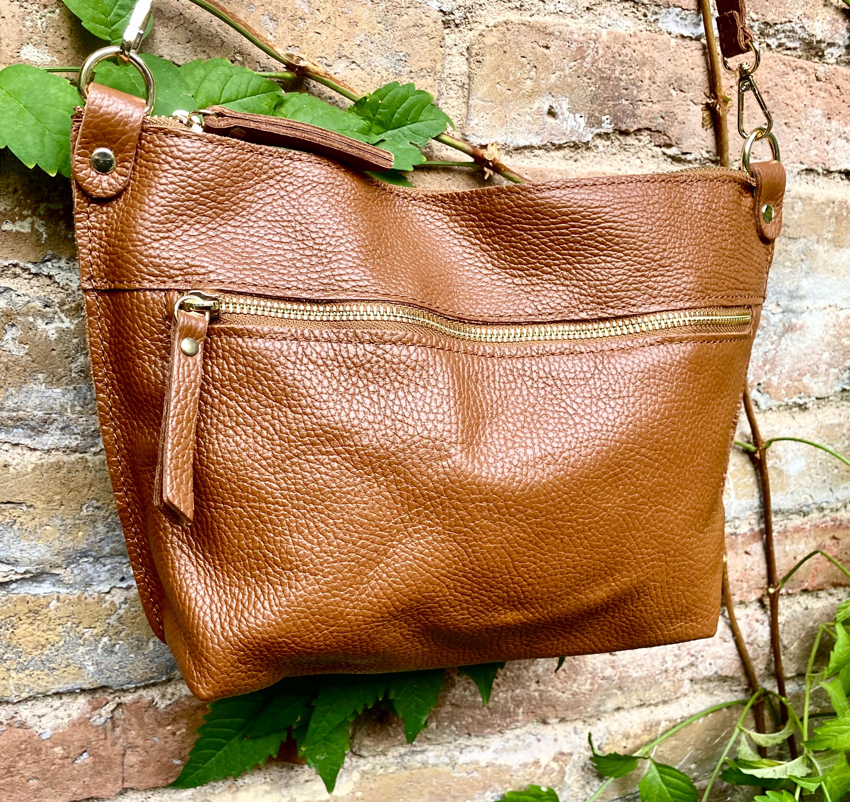 Camel brown leather bag. Genuine leather messenger bag. Rusty brown crossbody / shoulder bag with zipper and adjustable strap
