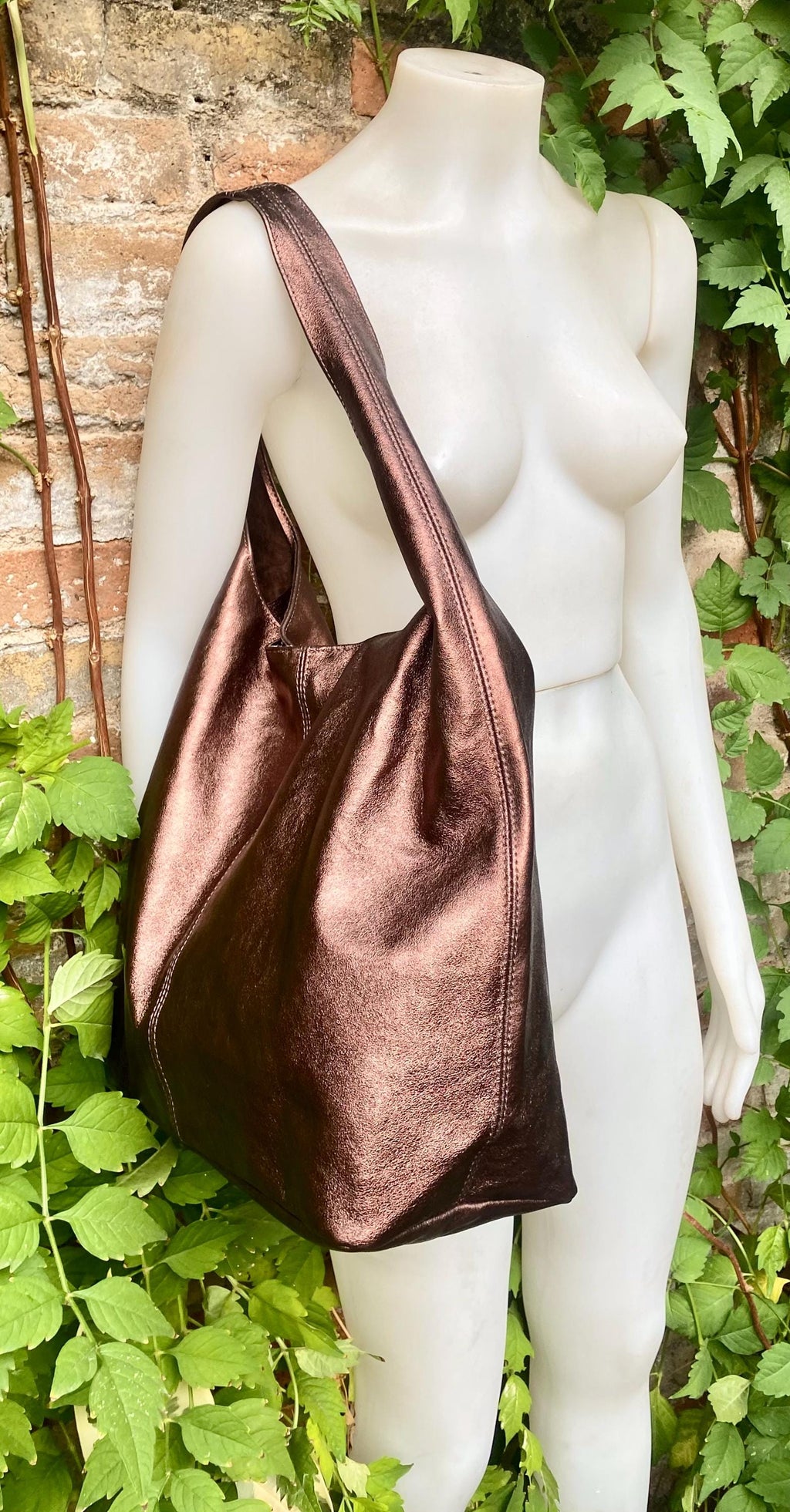 Slouch bag. Tote leather bag in burgundy- brown metallic leather with ZIPPER. Genuine leather purse. Shiny maroon leather shoulder bag