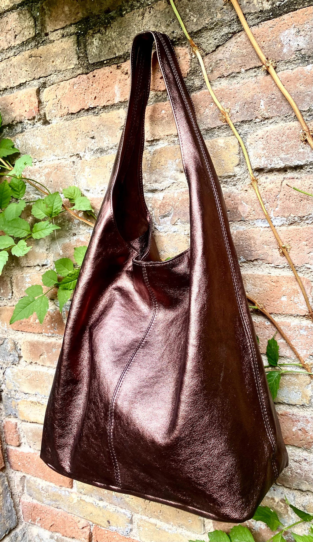 Slouch bag. Tote leather bag in burgundy- brown metallic leather with ZIPPER. Genuine leather purse. Shiny maroon leather shoulder bag