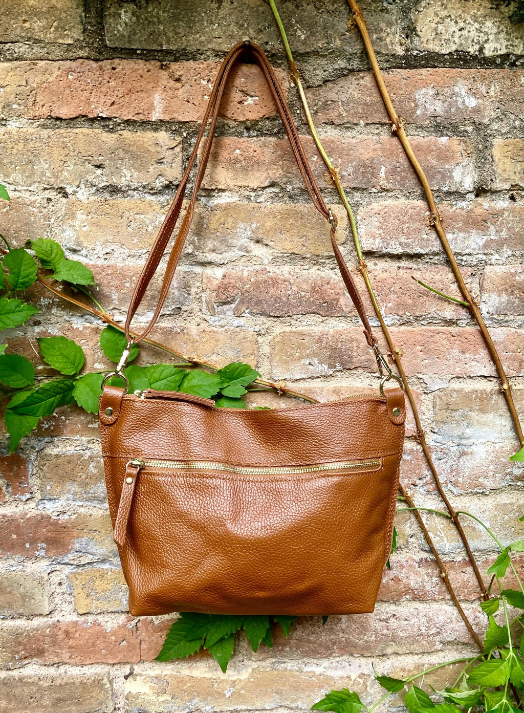 Camel brown leather bag. Genuine leather messenger bag. Rusty brown crossbody / shoulder bag with zipper and adjustable strap