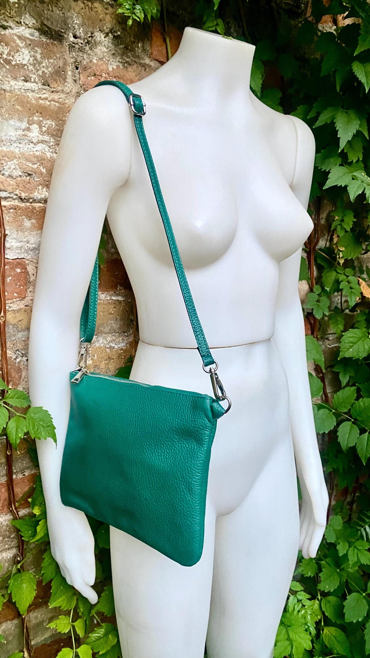 Small leather bag in teal GREEN .Genuine LEATHER crossbody / shoulder bag / wristlet. Green leather purse. Adjustable strap and zipper
