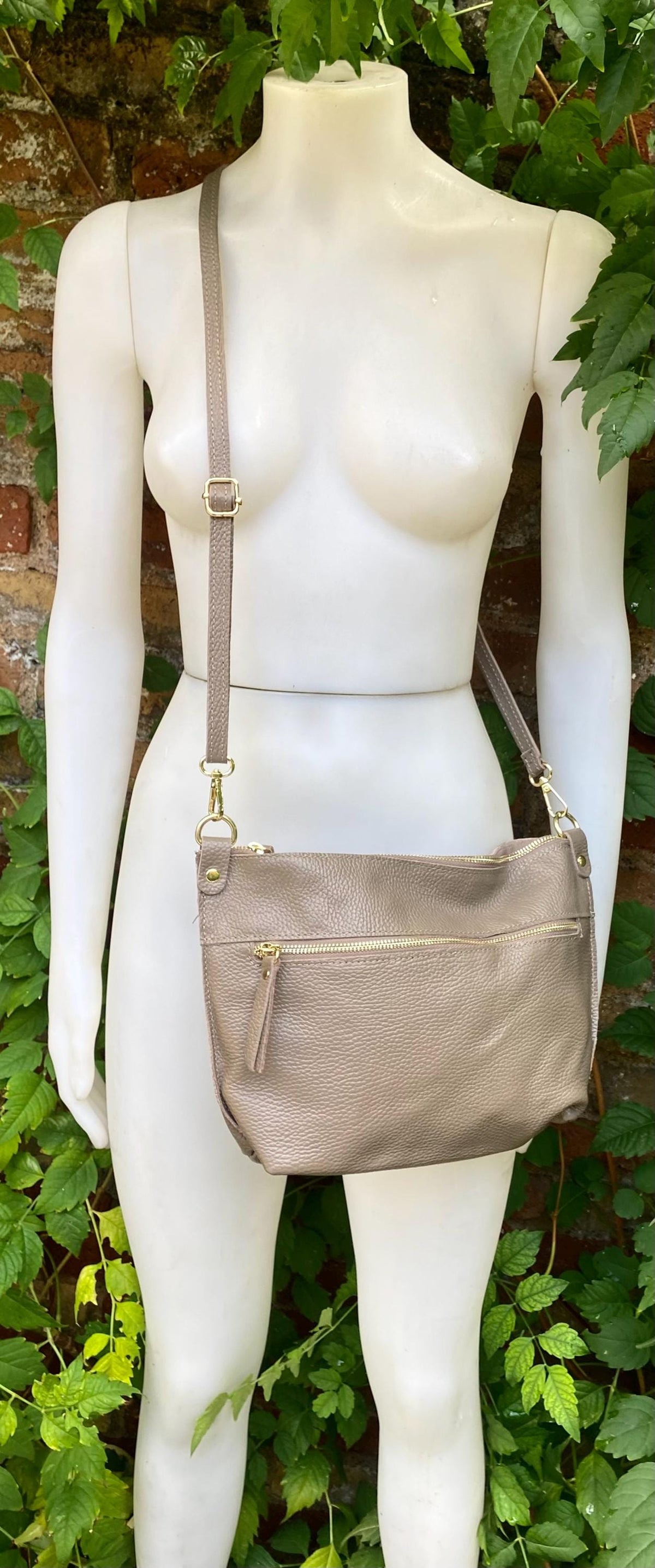 Light brown leather bag. Genuine leather messenger bag. Taupe brown crossbody / shoulder bag with zipper and adjustable strap. Greyge purse