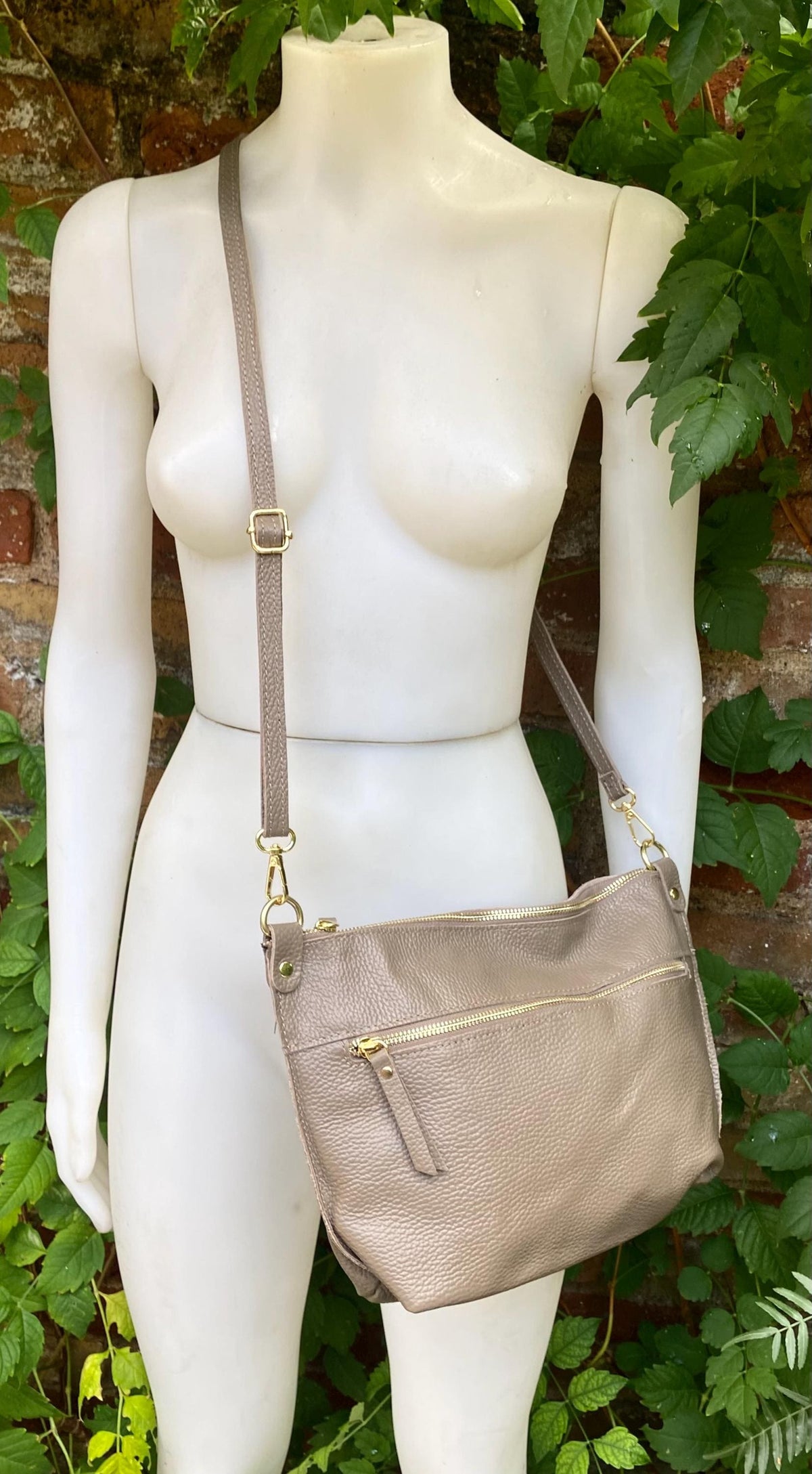 Light brown leather bag. Genuine leather messenger bag. Taupe brown crossbody / shoulder bag with zipper and adjustable strap. Greyge purse