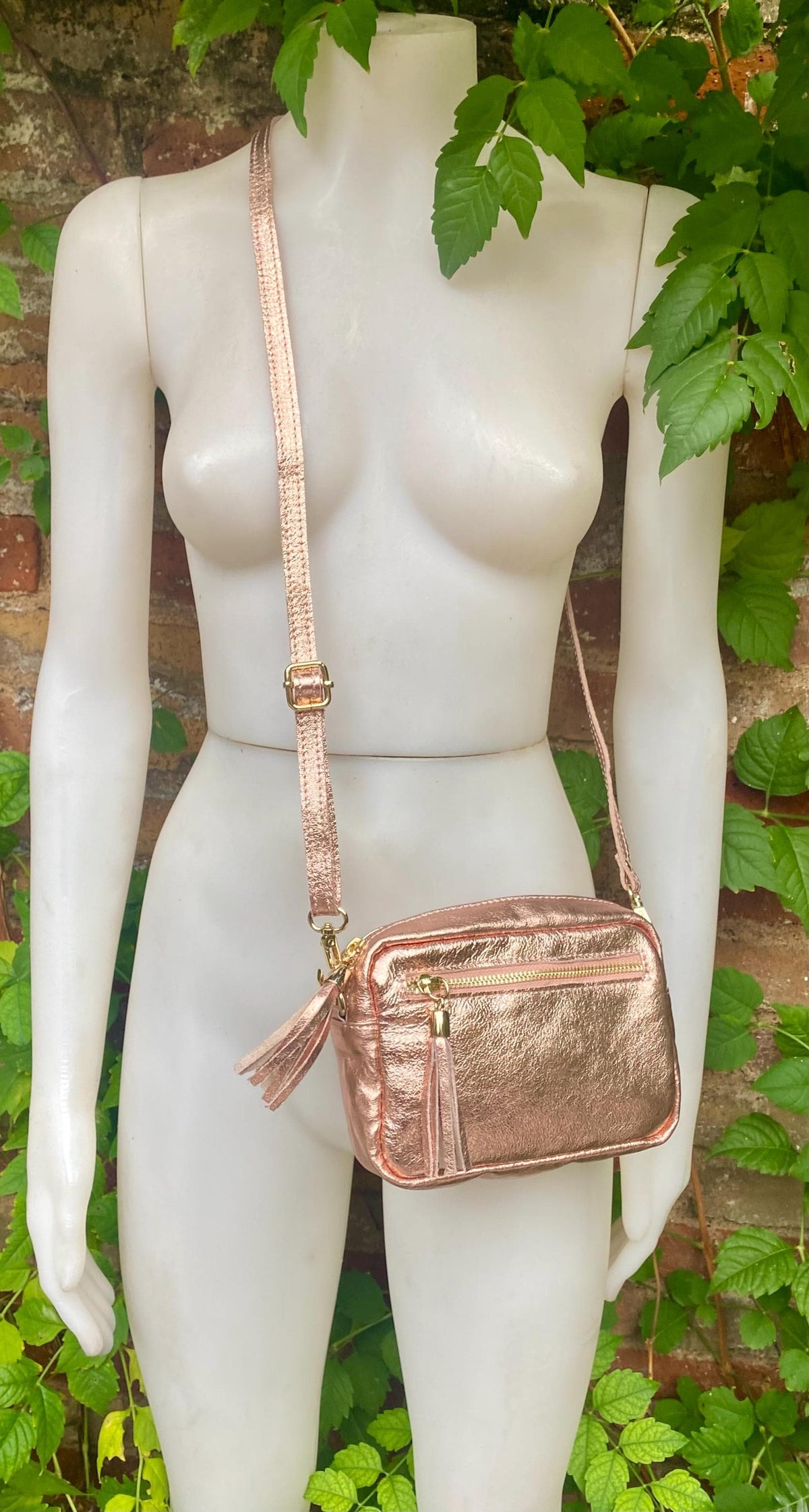 Small leather bag in pink gold. Cross body / shoulder bag. Metallic shine genuine leather bag. Pink purse. adjustable strap and zipper