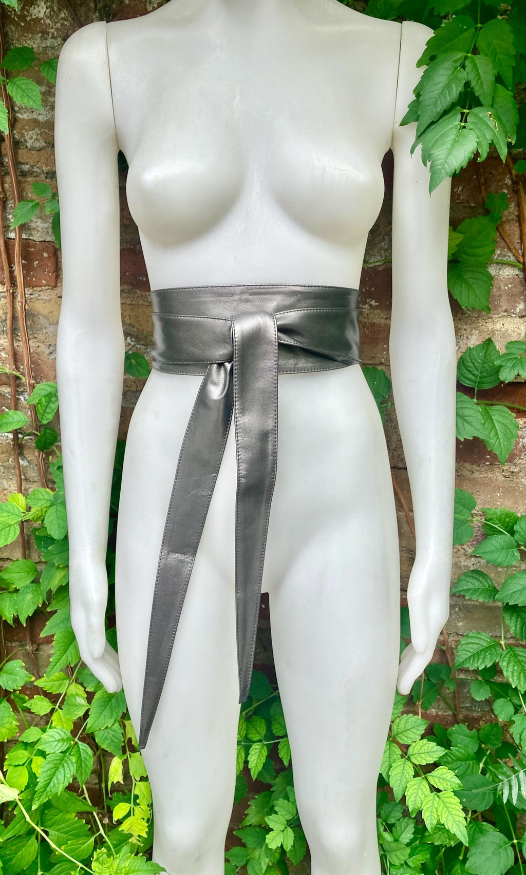 Dark SILVER obi belt. Wrap belt in soft genuine leather. Wide wraparound waist belt. Boho dress belt in metallic leather. Silver obi belt.