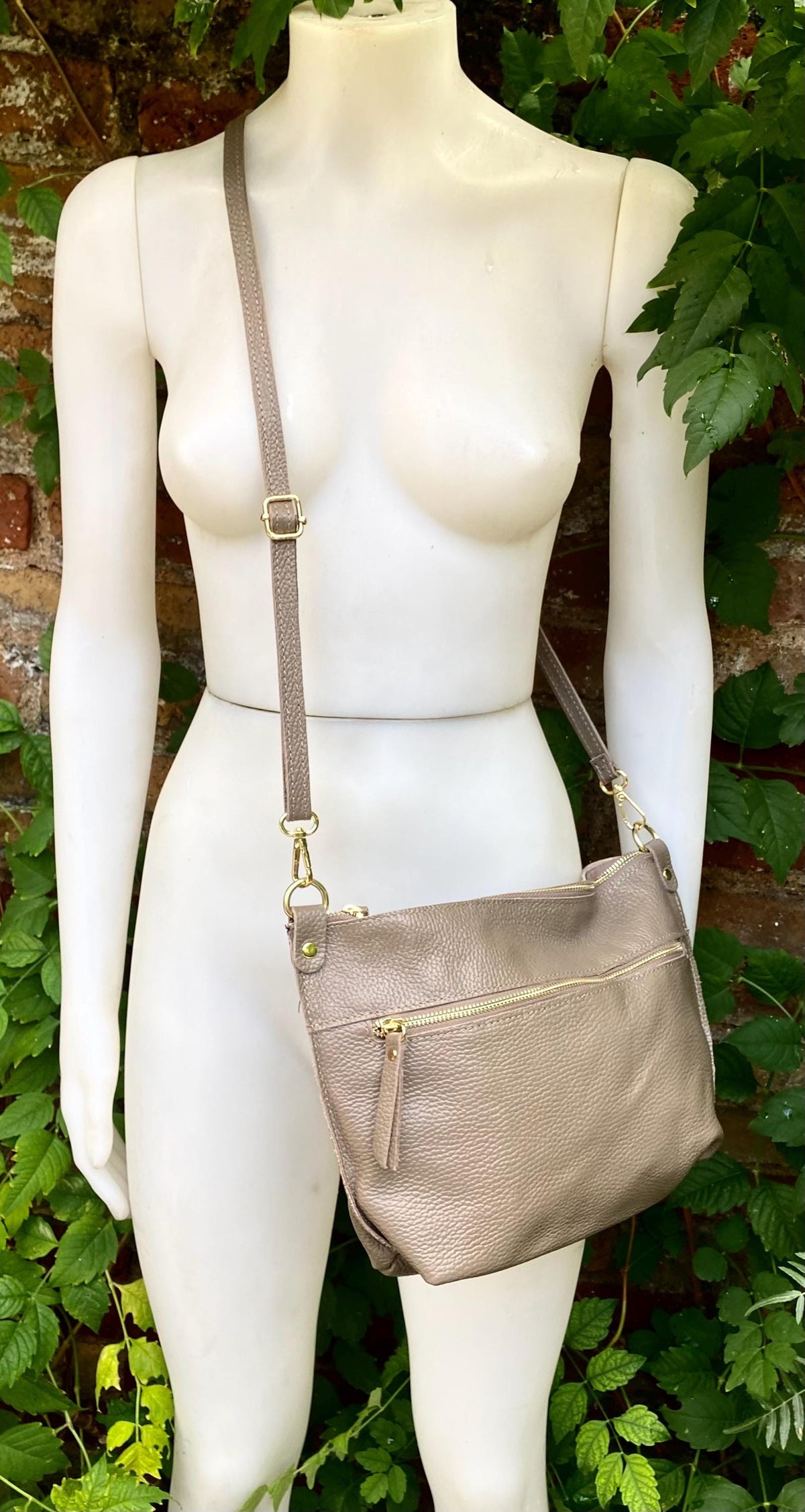 Light brown leather bag. Genuine leather messenger bag. Taupe brown crossbody / shoulder bag with zipper and adjustable strap. Greyge purse