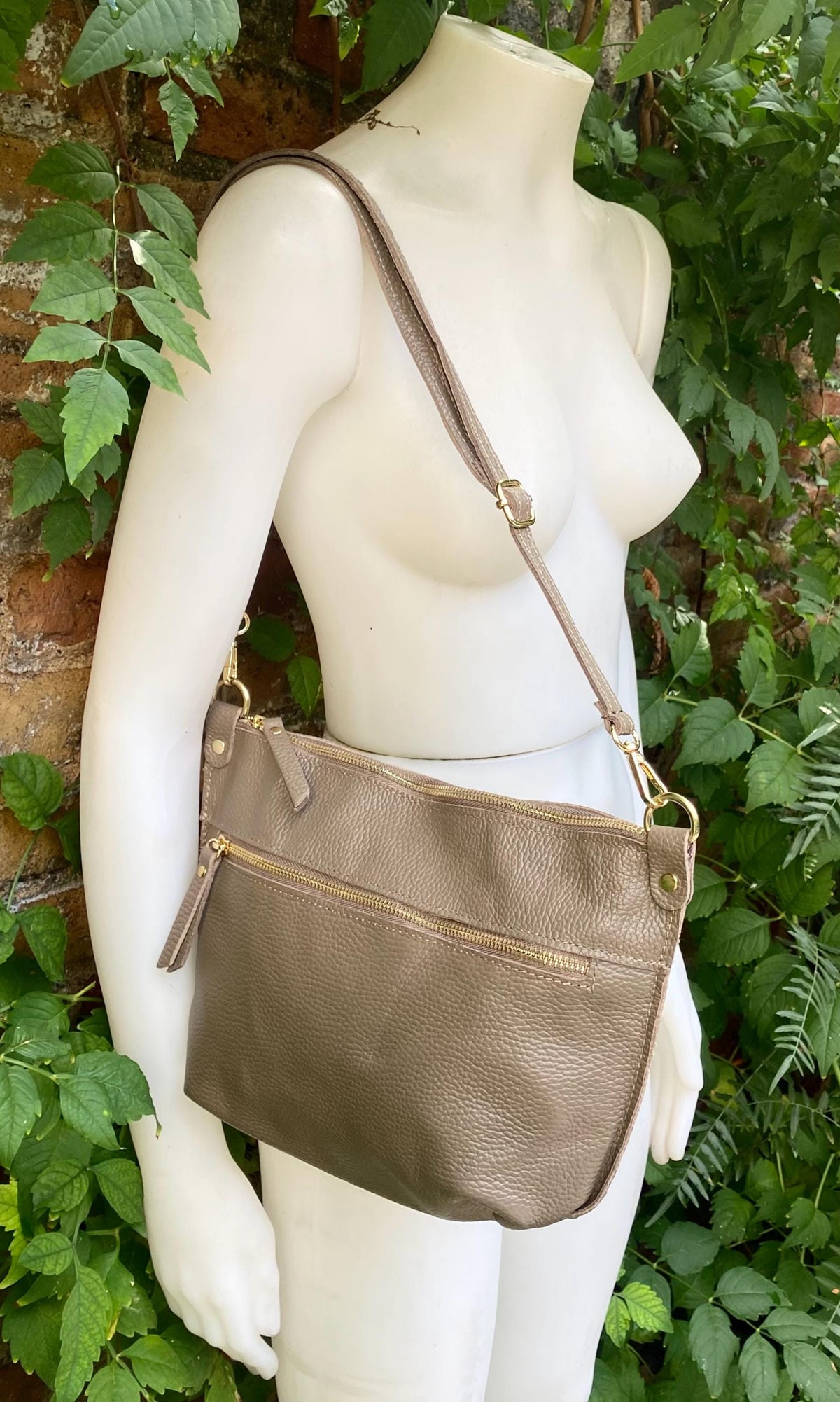 Light brown leather bag. Genuine leather messenger bag. Taupe brown crossbody / shoulder bag with zipper and adjustable strap. Greyge purse