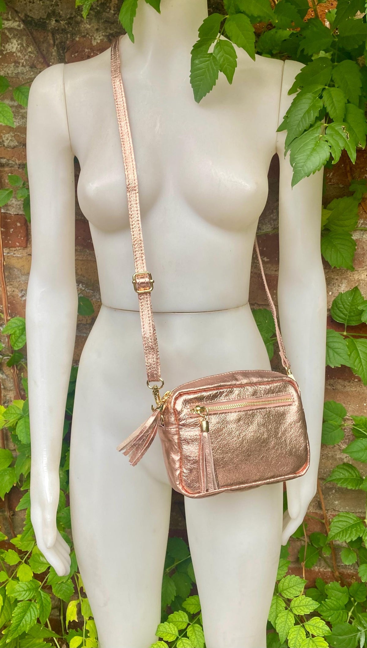 Small leather bag in pink gold. Cross body / shoulder bag. Metallic shine genuine leather bag. Pink purse. adjustable strap and zipper